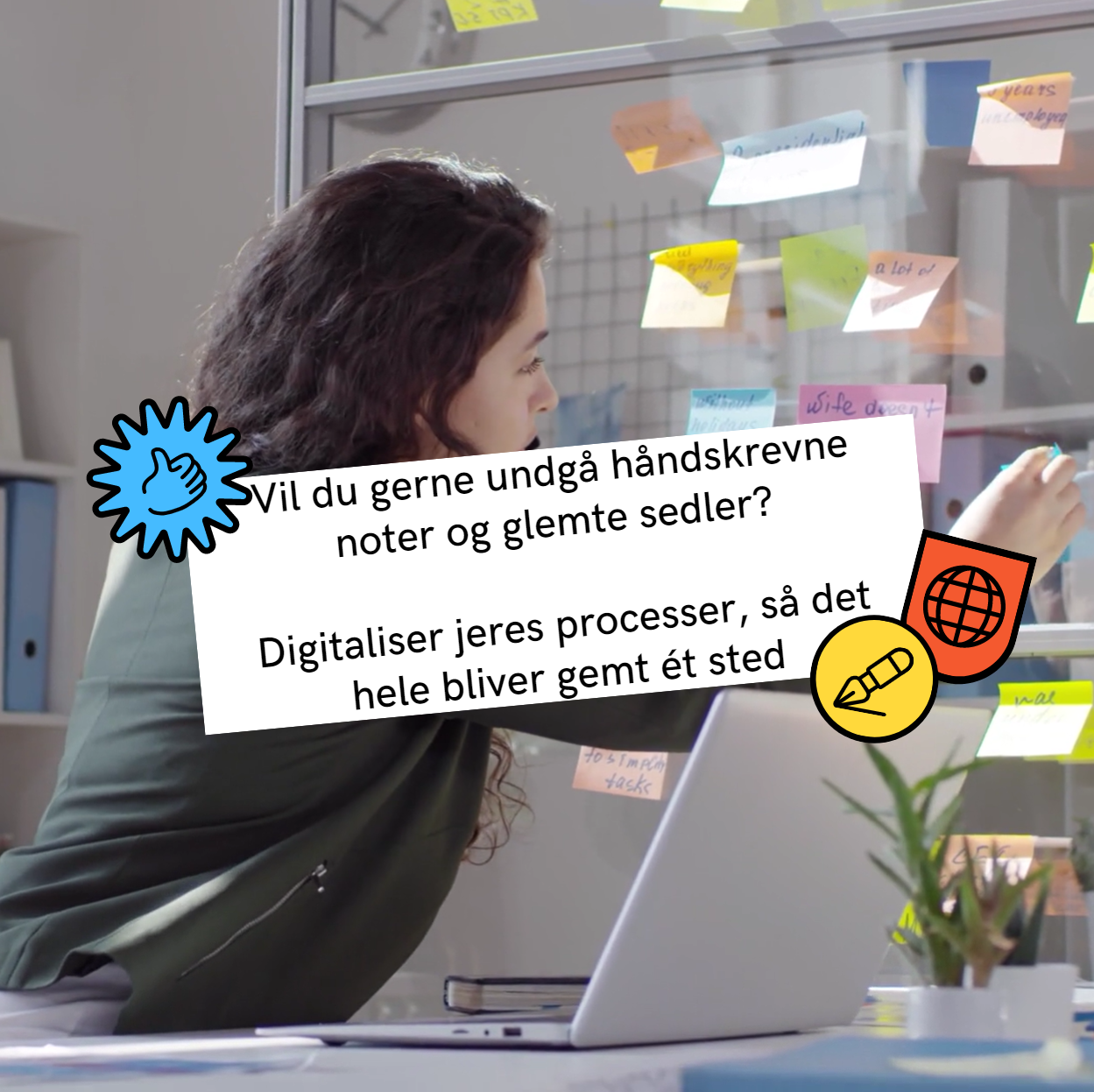 En dame med håndskrevne noter som burde digitalisere tidsregistrering